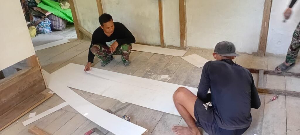 Gotong Royong TNI dan Warga Percepat Penyelesaian RTLH di Dusun Pala Pintas