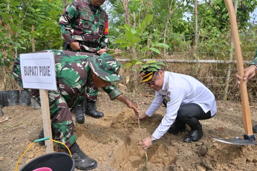 Tanam Pohon Produktif di Lokasi TMMD Ke-129, Wujud Kepedulian Lingkungan dan Ketahanan Pangan Tanam Pohon Produktif di Lokasi TMMD Ke-129, Wujud Kepedulian Lingkungan dan Ketahanan Pangan