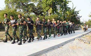 TMMD 129 Bojonegoro: Binsik Sore di Jalan Beton Baru Kedungpandan, Menjaga Fisik Sekaligus Hati Rakyat TMMD 129 Bojonegoro: Binsik Sore di Jalan Beton Baru Kedungpandan, Menjaga Fisik Sekaligus Hati Rakyat
