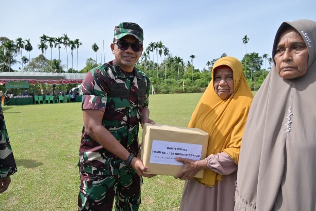 Waaster Kasdam IM Bersama Dandim 0102/Pidie dan Forkopimda Serahkan Bantuan Sosial kepada Warga pada Pembukaan TMMD Ke-129 Waaster Kasdam IM Bersama Dandim 0102/Pidie dan Forkopimda Serahkan Bantuan Sosial kepada Warga pada Pembukaan TMMD Ke-129