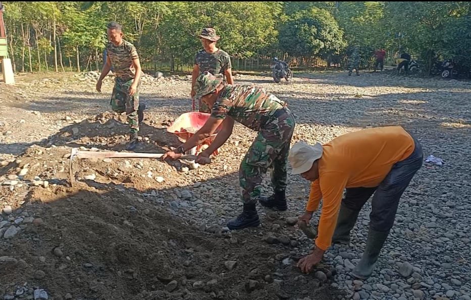 Kebersamaan Satgas TMMD dan Warga Awali Pembangunan Fasilitas Sanitasi di Dayah Babul Ula Kebersamaan Satgas TMMD dan Warga Awali Pembangunan Fasilitas Sanitasi di Dayah Babul Ula
