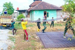 Percepat Pembangunan Jalan Cor Beton: Satgas TMMD 129 Bojonegoro dan Warga Gotong Royong Turunkan Material Besi Percepat Pembangunan Jalan Cor Beton: Satgas TMMD 129 Bojonegoro dan Warga Gotong Royong Turunkan Material Besi
