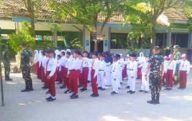 Sambut Semarak HUT RI: Satgas TMMD 129 Bojonegoro Gembleng PBB Siswa SD Kesongo 1 Sambut Semarak HUT RI: Satgas TMMD 129 Bojonegoro Gembleng PBB Siswa SD Kesongo 1