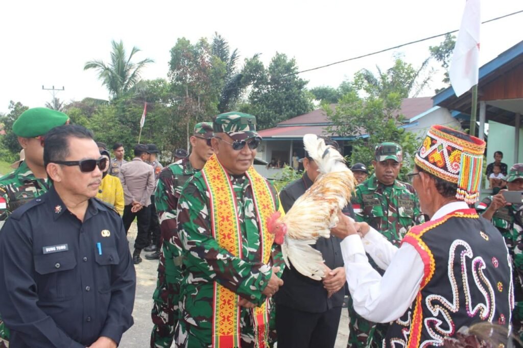 Sambutan Hangat Warnai Kedatangan Tim Wasev TMMD, Warga Ulak Pauk Tunjukkan Dukungan untuk Program TMMD 129 Sambutan Hangat Warnai Kedatangan Tim Wasev TMMD, Warga Ulak Pauk Tunjukkan Dukungan untuk Program TMMD 129