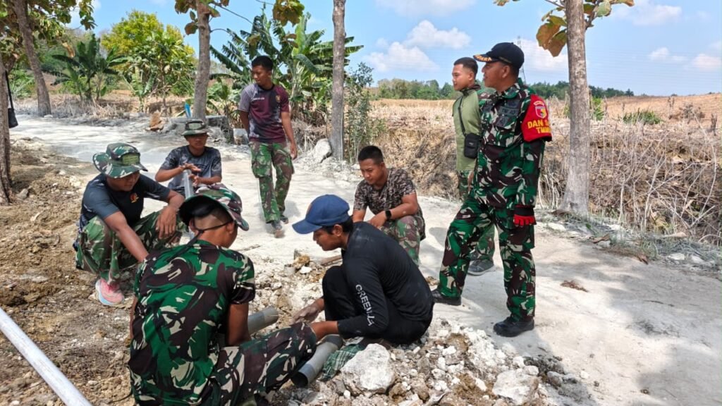 Pastikan Kualitas dan Ketepatan Waktu, Danki Satgas TMMD 129 Pantau Langsung Pembangunan Tandon Air di Dusun Bakon Pastikan Kualitas dan Ketepatan Waktu, Danki Satgas TMMD 129 Pantau Langsung Pembangunan Tandon Air di Dusun Bakon
