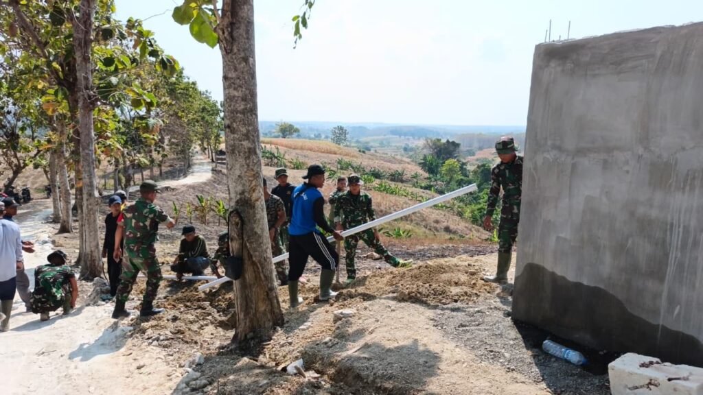 Alirkan Air Bersih ke Pemukiman, Satgas TMMD 129 Mulai Pasang Pipa Distribusi dari Tandon Menuju Dusun Bakon Alirkan Air Bersih ke Pemukiman, Satgas TMMD 129 Mulai Pasang Pipa Distribusi dari Tandon Menuju Dusun Bakon