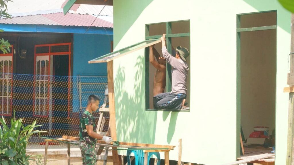 Pemasangan Jendela Dikebut, RTLH Sasaran 5 TMMD Kodim 1011/Kuala Kapuas Kian Nyaman Pemasangan Jendela Dikebut, RTLH Sasaran 5 TMMD Kodim 1011/Kuala Kapuas Kian Nyaman