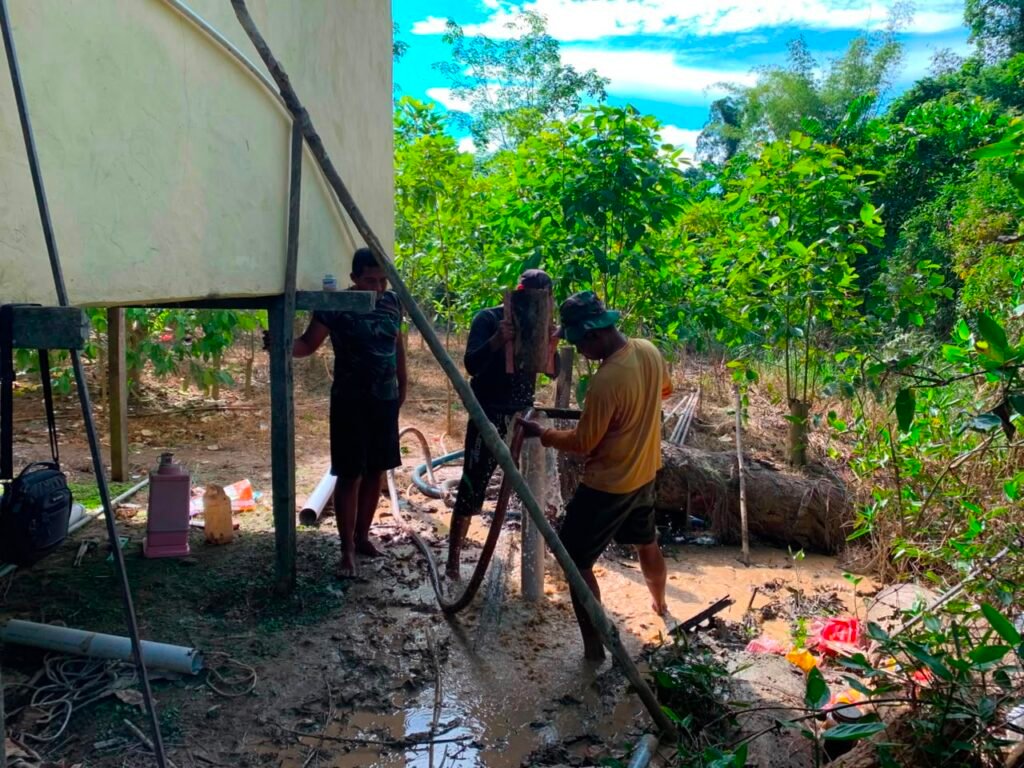 Sumur Bor TMMD Ke-129 Kodim 1206/Putussibau di Gedung Serbaguna Tauk Begulai Dusun Belatung Akhirnya Keluarkan Air Sumur Bor TMMD Ke-129 Kodim 1206/Putussibau di Gedung Serbaguna Tauk Begulai Dusun Belatung Akhirnya Keluarkan Air
