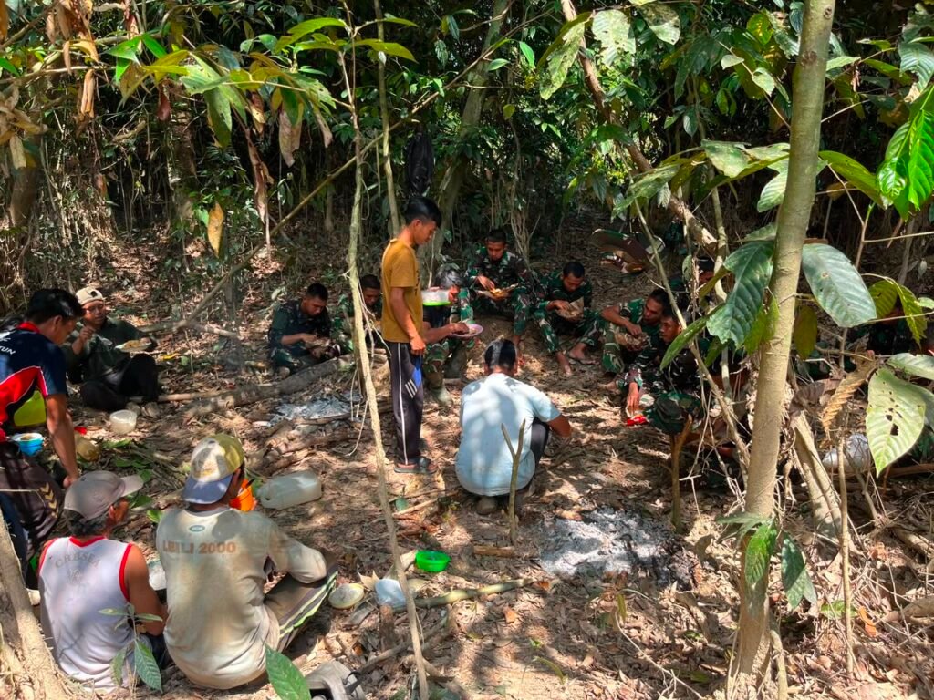 Hangatnya Kebersamaan, Satgas TMMD ke 129 Kodim 1206/Putussibau dan Warga Desa Belarung Gelar Makan Bersama di Lokasi TMMD.