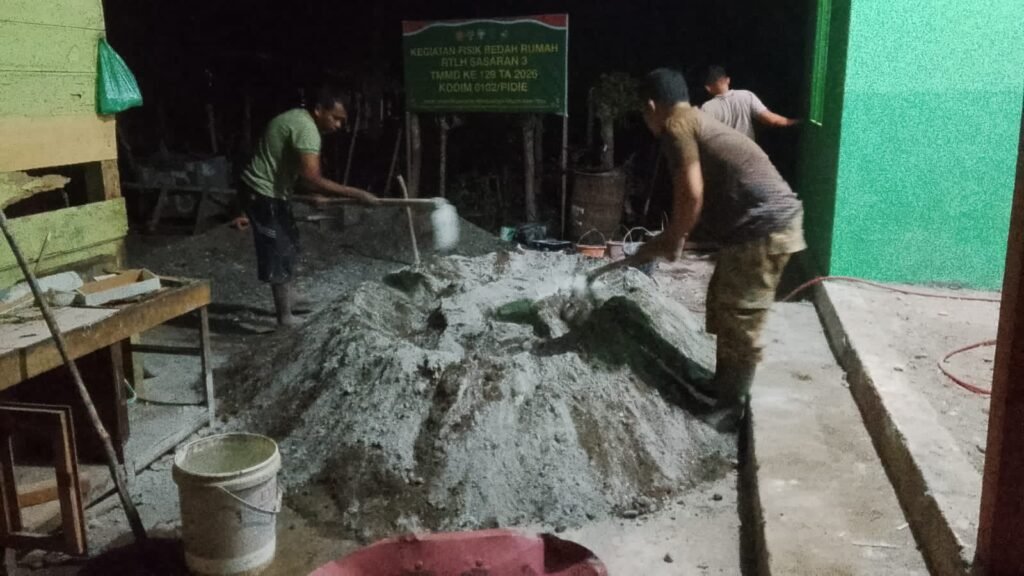 Lembur Demi Warga, Satgas TMMD Ke-129 Kodim 0102/Pidie Tuntaskan Pengecoran Lantai RTLH Hingga Malam