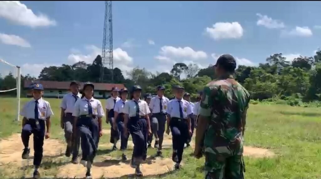 Tanamkan Disiplin, Cinta Tanah Air”, Anggota Satgas TMMD Ke-129 Kodim 1206/Psb Latih PBB di SMPN 4 Satap Embaloh Hilir