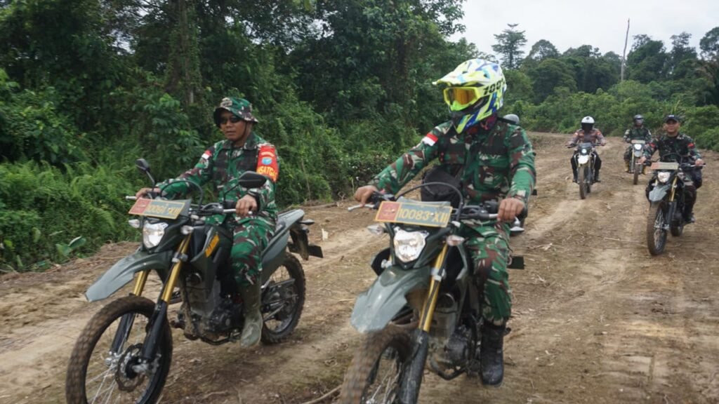Akselerasi Pembangunan, Dansatgas TMMD ke-129 Kodim 1206/Putussibau Tinjau Langsung Progres di Lapangan Akselerasi Pembangunan, Dansatgas TMMD ke-129 Kodim 1206/Putussibau Tinjau Langsung Progres di Lapangan
