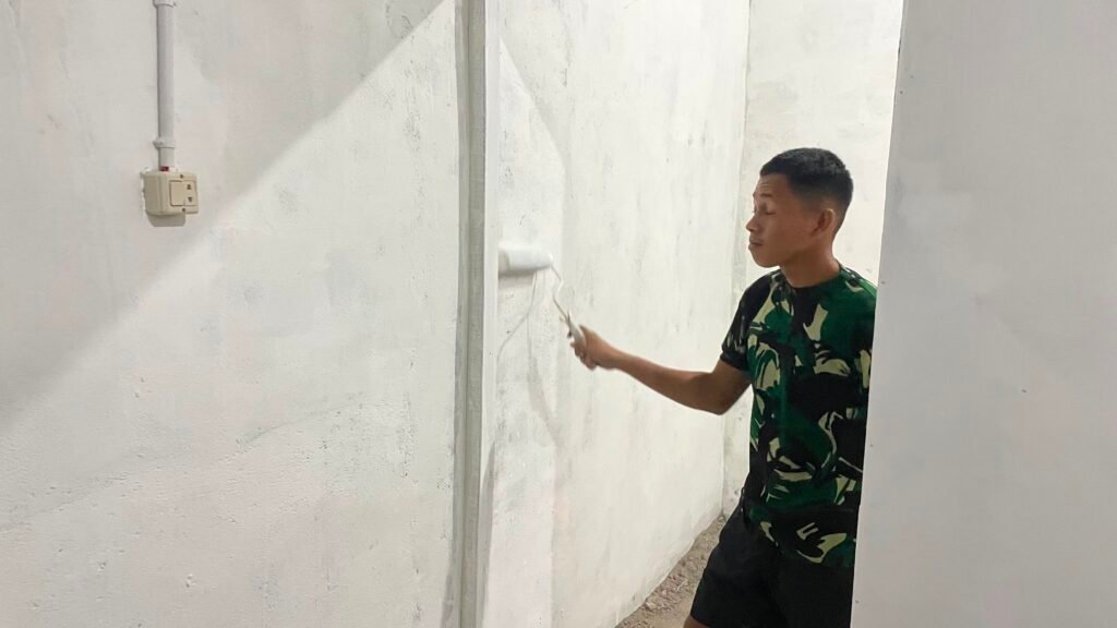 Gotong Royong Satgas dan Warga Sempurnakan Kamar Mandi RTLH di Lokasi TMMD Bangka Gotong Royong Satgas dan Warga Sempurnakan Kamar Mandi RTLH di Lokasi TMMD Bangka