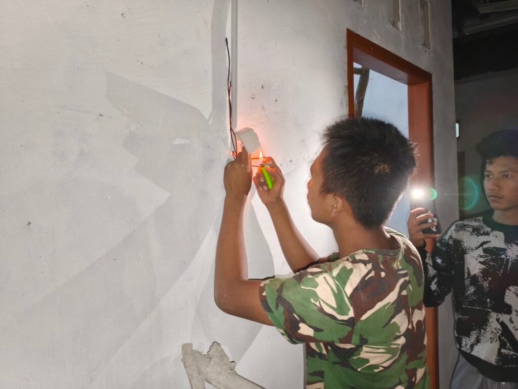 Satgas TMMD Kodim 0413/Bangka Rampungkan Instalasi Listrik RTLH Pak Ardiansyah Satgas TMMD Kodim 0413/Bangka Rampungkan Instalasi Listrik RTLH Pak Ardiansyah