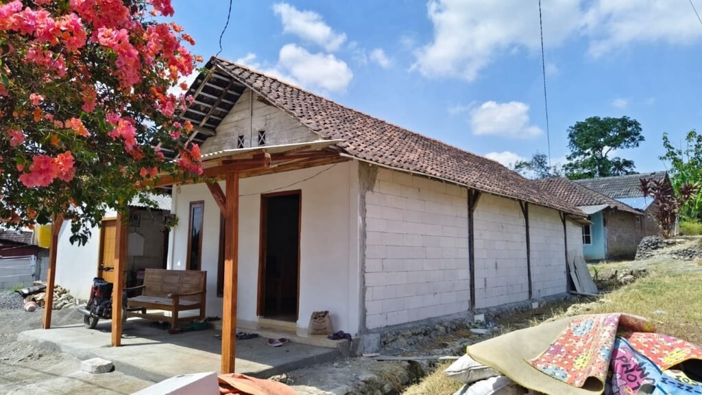 Personel Satgas TMMD ke 129 Kodim 0812 Lamongan Selesaikan RTLH Rumah Ibu Kemi