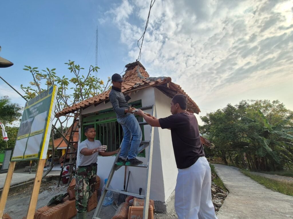 Satgas TMMD 129 Kodim 0812/Lamongan Bersama Warga Rampungkan Rehab Pos Kamling di Desa Tlemang