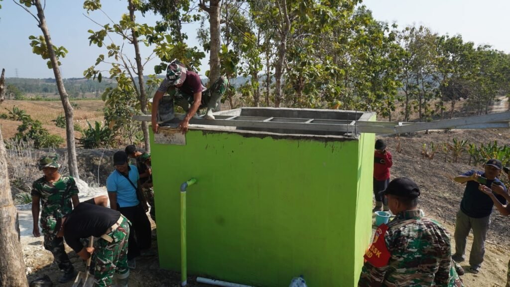 Jelang Penutupan TMMD 129, Satgas Kodim 0812/Lamongan Lakukan Finishing Tandon Air Bersih di Dusun Bakon Jelang Penutupan TMMD 129, Satgas Kodim 0812/Lamongan Lakukan Finishing Tandon Air Bersih di Dusun Bakon