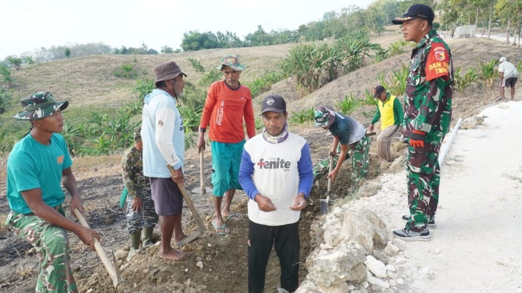 Alirkan Kehidupan bagi Warga, Satgas TMMD 129 dan Masyarakat Rampungkan Penanaman Pipa Saluran Tandon Air Bersih Dusun Bakon Alirkan Kehidupan bagi Warga, Satgas TMMD 129 dan Masyarakat Rampungkan Penanaman Pipa Saluran Tandon Air Bersih Dusun Bakon