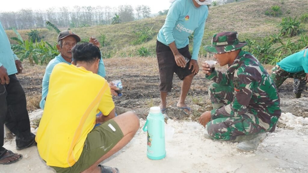 Kehangatan di Sela Kerja Keras, Anggota Satgas TMMD 129 dan Warga Asyik Nikmati Teh Hangat dan Gorengan di Lokasi Tandon Air Dusun Bakon Kehangatan di Sela Kerja Keras, Anggota Satgas TMMD 129 dan Warga Asyik Nikmati Teh Hangat dan Gorengan di Lokasi Tandon Air Dusun Bakon