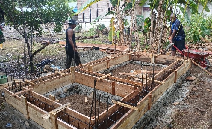 Pengecoran Pondasi Dikebut, Satgas TMMD Ke-129 Kodim 0102/Pidie Pacu Pembangunan MCK di Dayah Babul Ula Al Munawarah Pengecoran Pondasi Dikebut, Satgas TMMD Ke-129 Kodim 0102/Pidie Pacu Pembangunan MCK di Dayah Babul Ula Al Munawarah