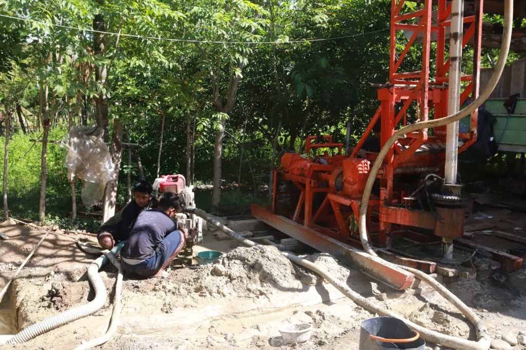 Pantang Menyerah Hadapi Medan Sulit, Satgas TMMD 129 Kodim 0102/Pidie Terus Kejar Sumur Bor untuk Santri dan Warga Pantang Menyerah Hadapi Medan Sulit, Satgas TMMD 129 Kodim 0102/Pidie Terus Kejar Sumur Bor untuk Santri dan Warga