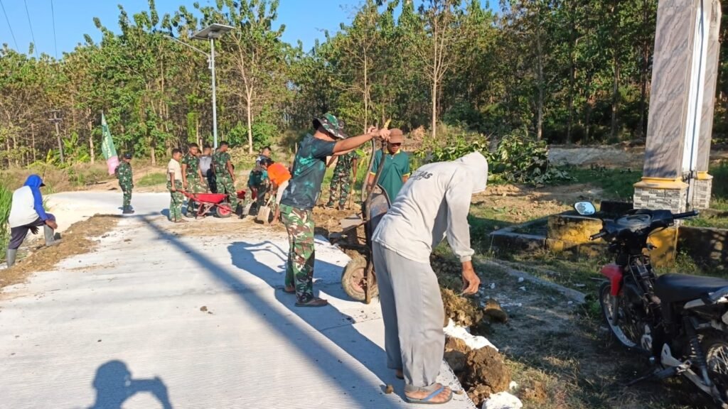 Jadi Saksi Kemanunggalan TNI dan Rakyat, Satgas TMMD 129 dan Warga Rampungkan Finishing Pengurukan Samping Jalan Rabat Beton