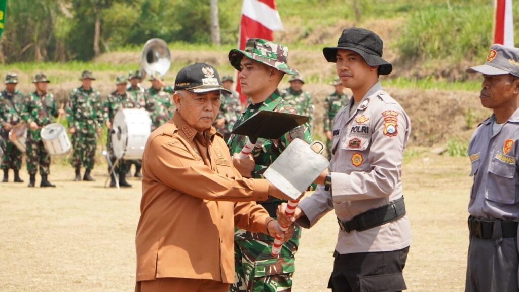 Awal Pengabdian Satgas TMMD ke-130 Ditandai dengan Penyerahan Peralatan dari Bupati Malang