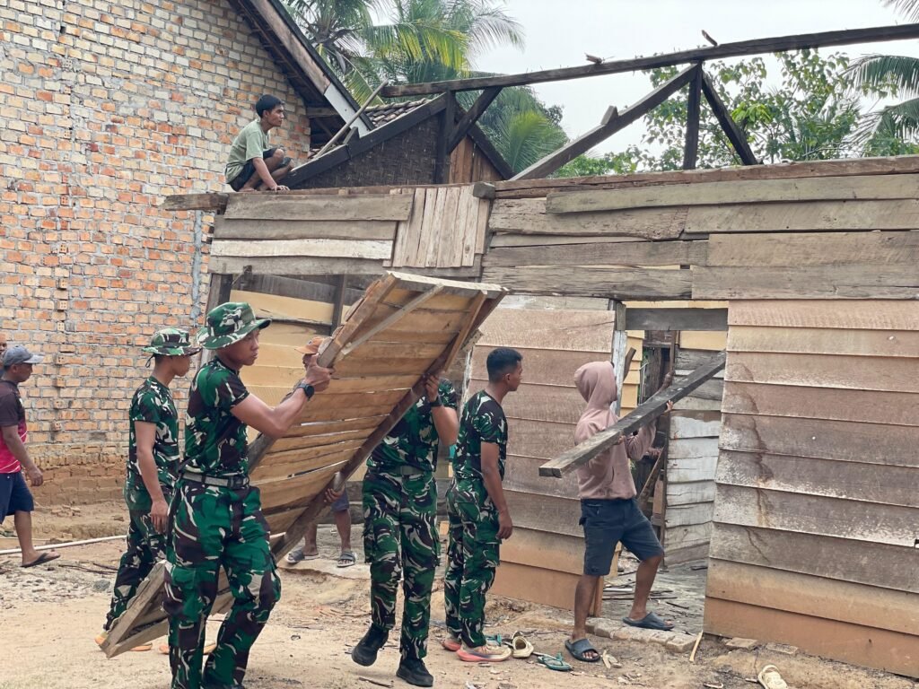 TMMD ke-130: TNI Awali Perbaikan Rumah Gianto untuk Kehidupan yang Lebih Baik