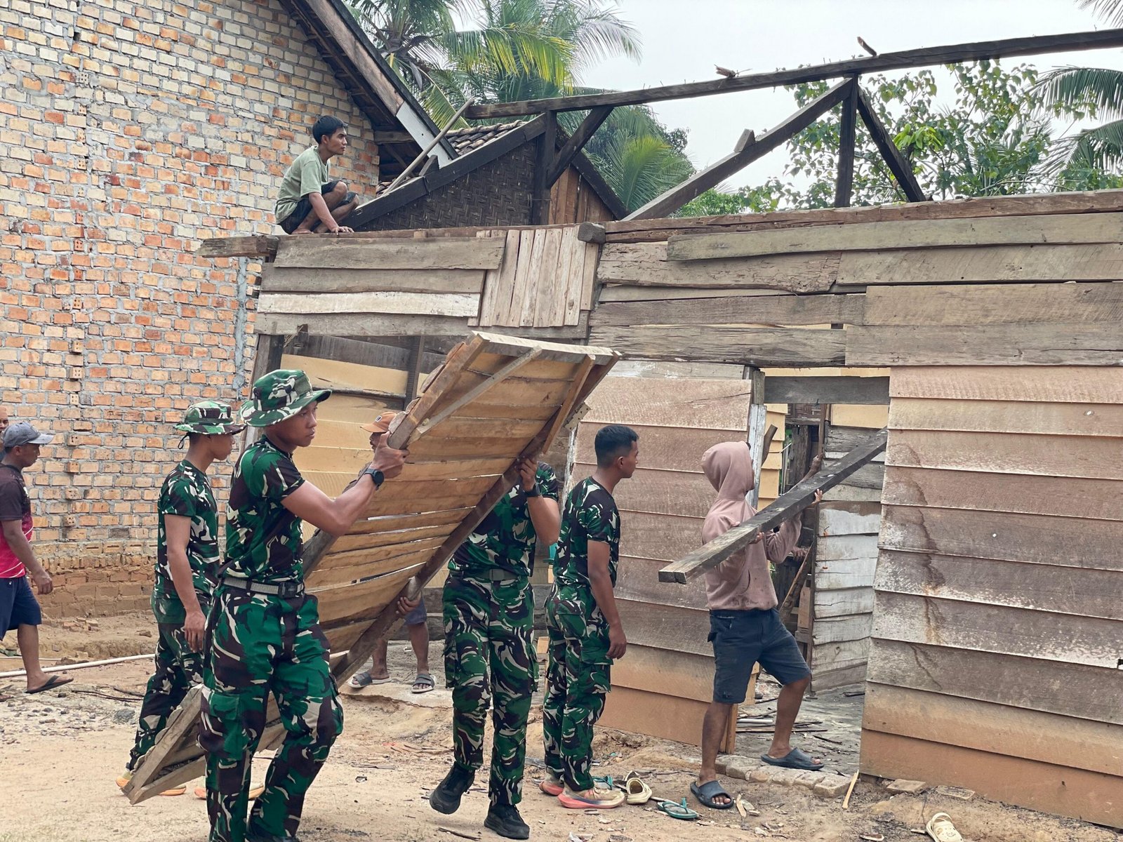 TMMD ke-130: TNI Awali Perbaikan Rumah Gianto untuk Kehidupan yang Lebih Baik