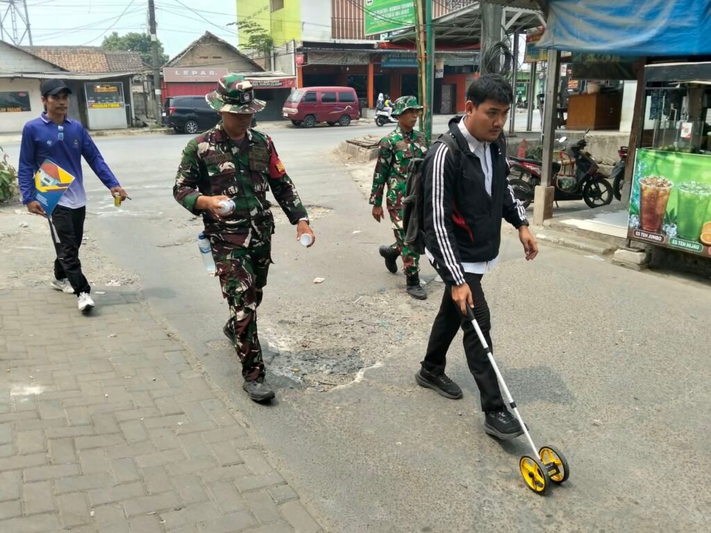 Serka Wahyono Tinjau Pengukuran Ulang Jalan TMMD untuk Pembangunan Desa