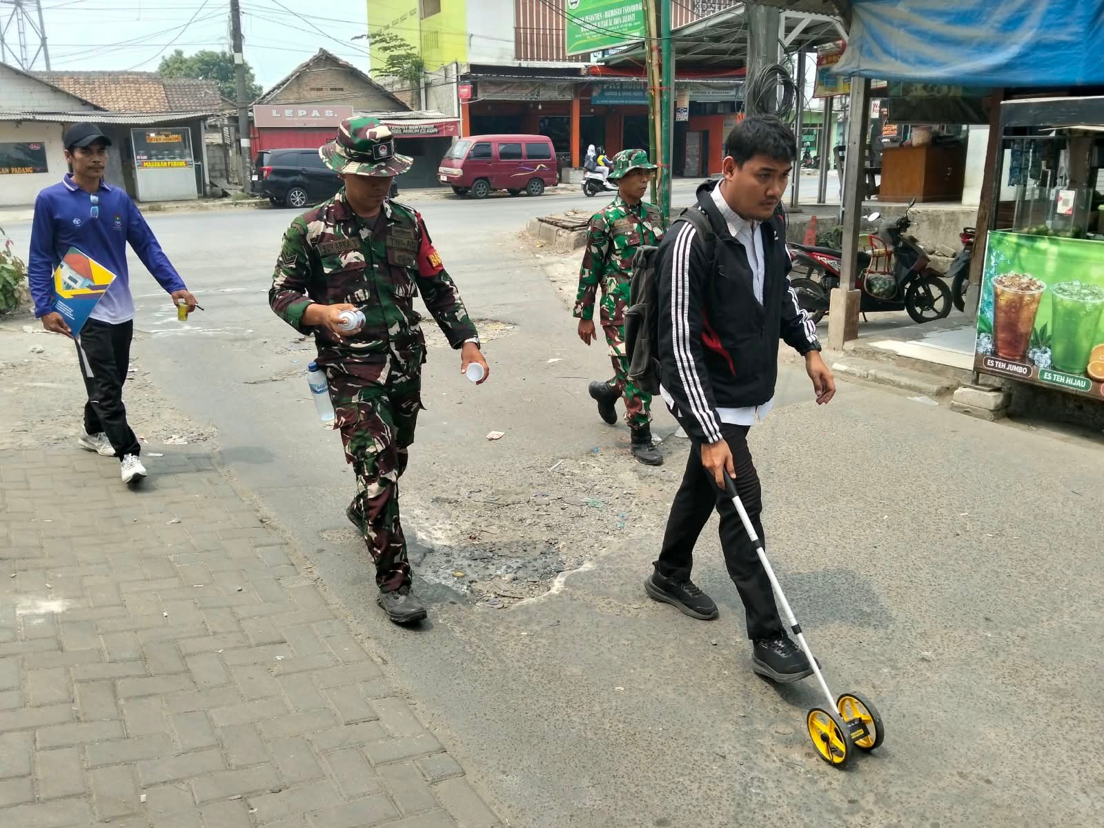 Serka Wahyono Tinjau Pengukuran Ulang Jalan TMMD untuk Pembangunan Desa