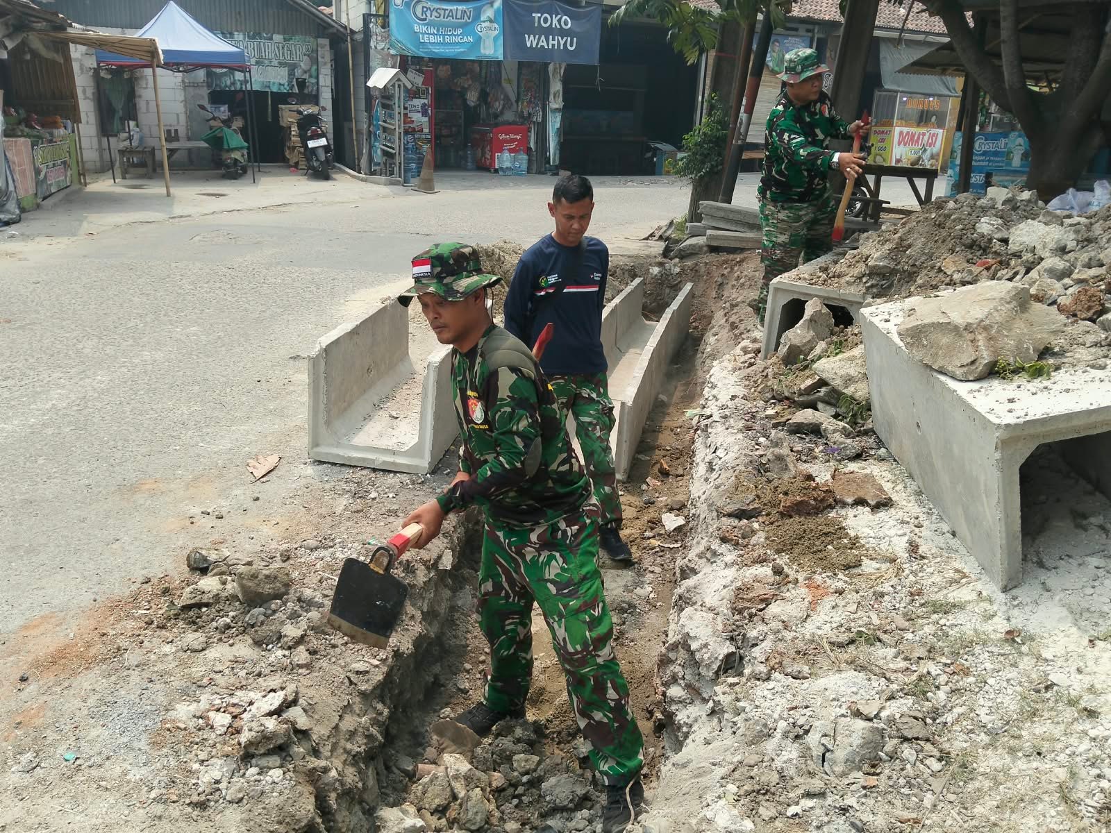 Usaha Satgas TMMD ke-130 Tingkatkan Kualitas Hidup Melalui Penggalian Parit