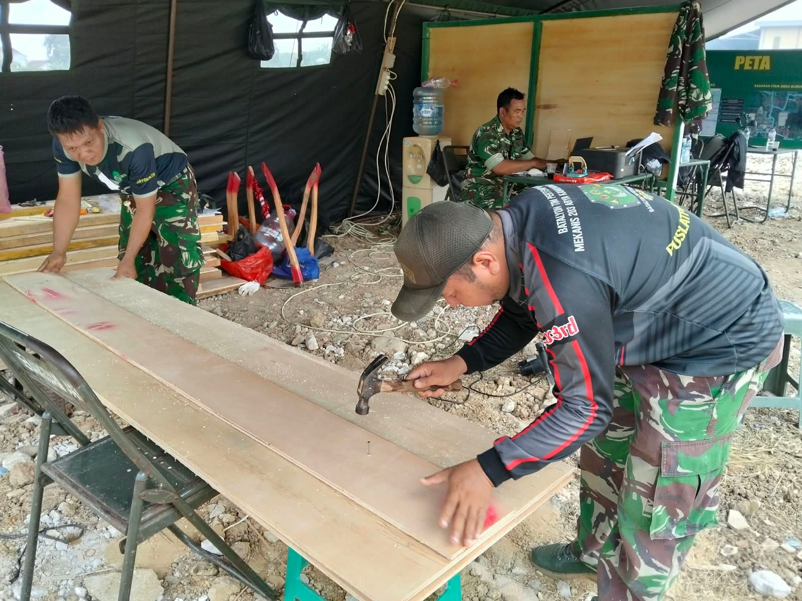 Kegiatan Pemotongan Triplek Satgas TMMD Tingkatkan Kesiapan Proyek di Tigaraksa