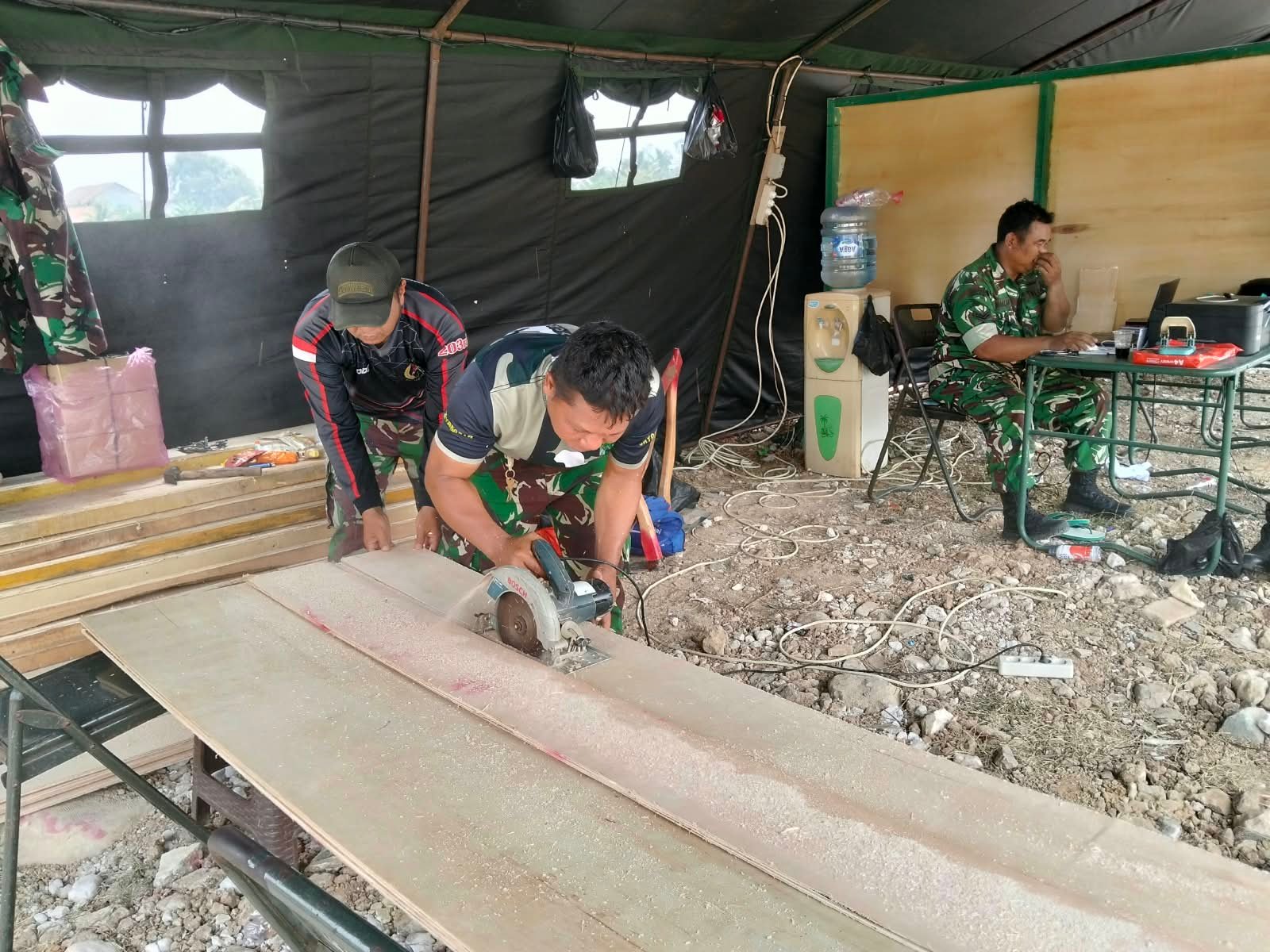 Satgas TMMD ke-130 Kodim 0510/Tigaraksa Siapkan Triplek untuk Proyek Pembangunan