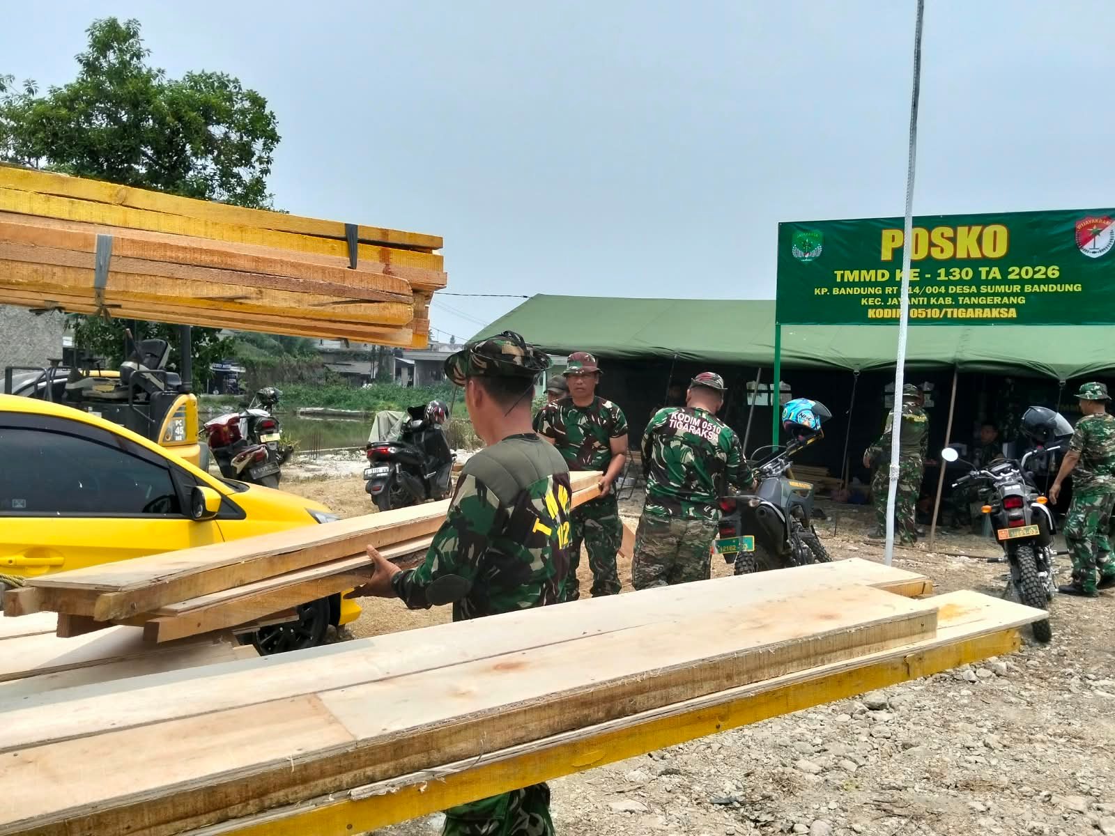 TNI TMMD ke-130 Salurkan Material untuk Mempercepat Pembangunan Desa