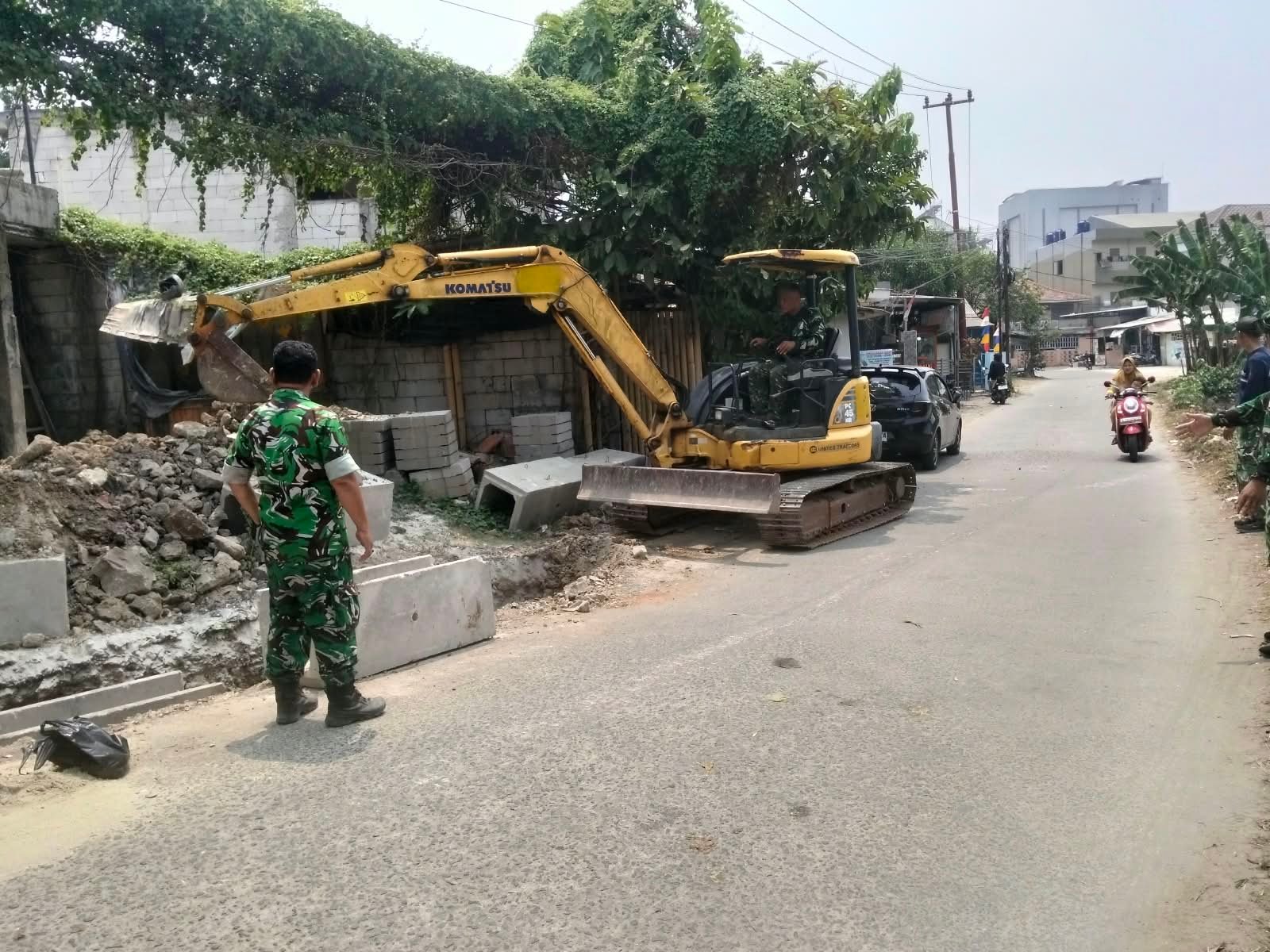 Satgas TNI Manunggal Membangun Desa Perbaiki Drainase dengan U-Ditch di Tangerang