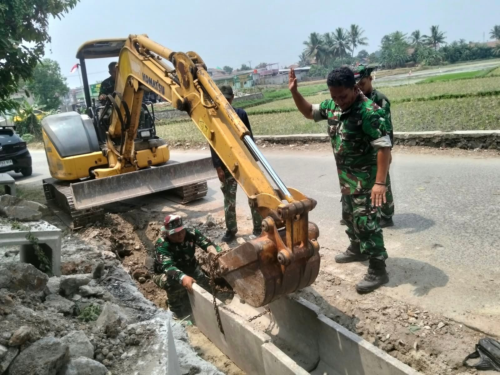 Kolaborasi TNI dan Warga Ciptakan U-Ditch untuk Drainase Desa Sumur Bandung