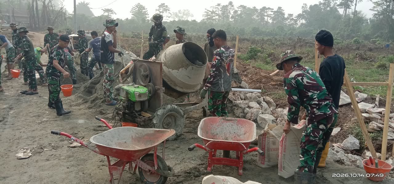 Kerjasama TNI dan Masyarakat Tingkatkan Kualitas Jalan di Parumpanai