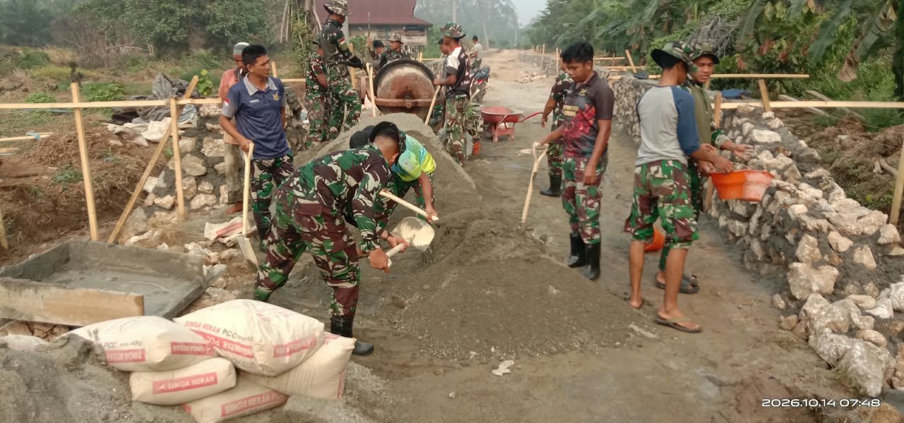 Kebersamaan Warga Parumpanai Dukung Proyek Rabat Beton TMMD Ke-130