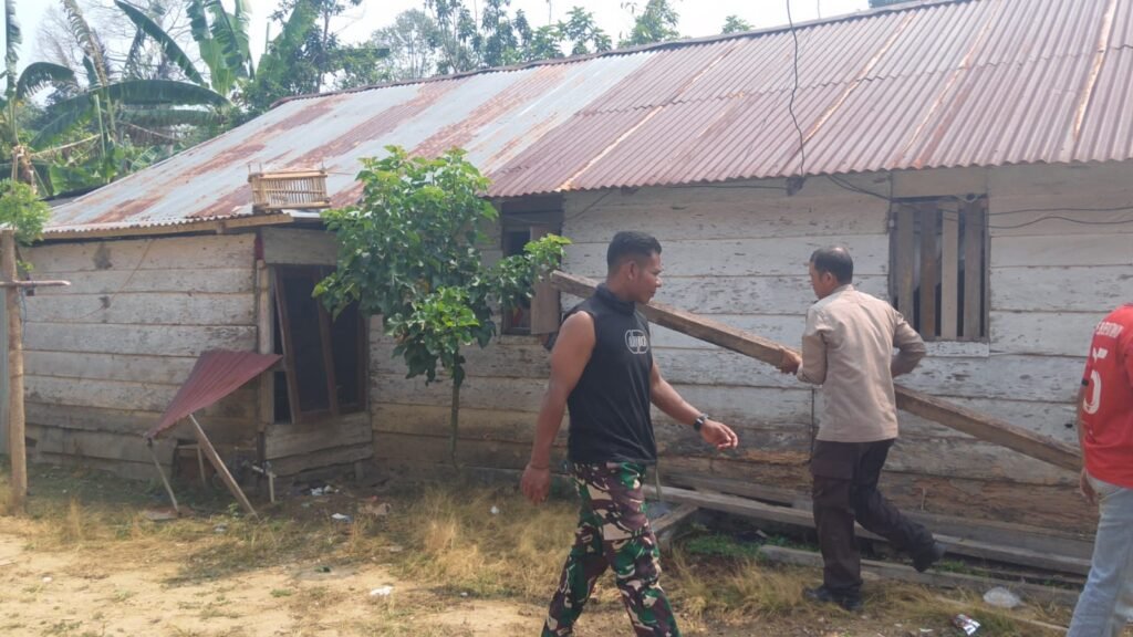Kegiatan Satgas TMMD Ke-130: Renovasi Rumah Arianto di Desa Soe Berjalan Lancar