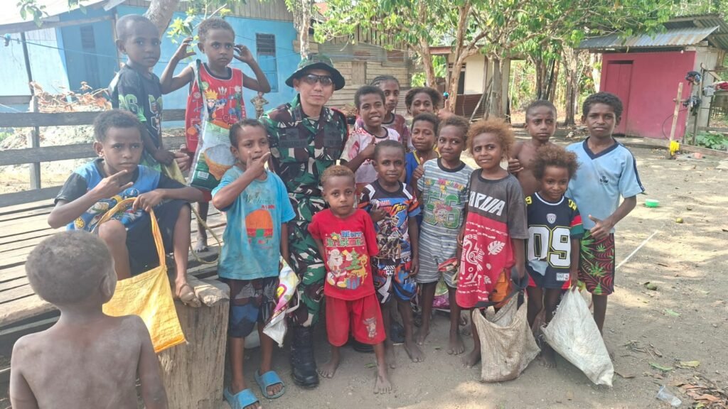Kedekatan TNI di Yamboi, Dandim 1808/Mansel Ciptakan Koneksi dengan Generasi Muda