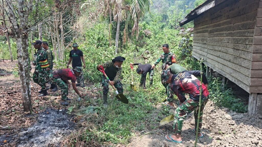 TNI dan Warga Bahu-membahu Persiapkan Pembangunan Fasilitas Sanitasi di Mansel