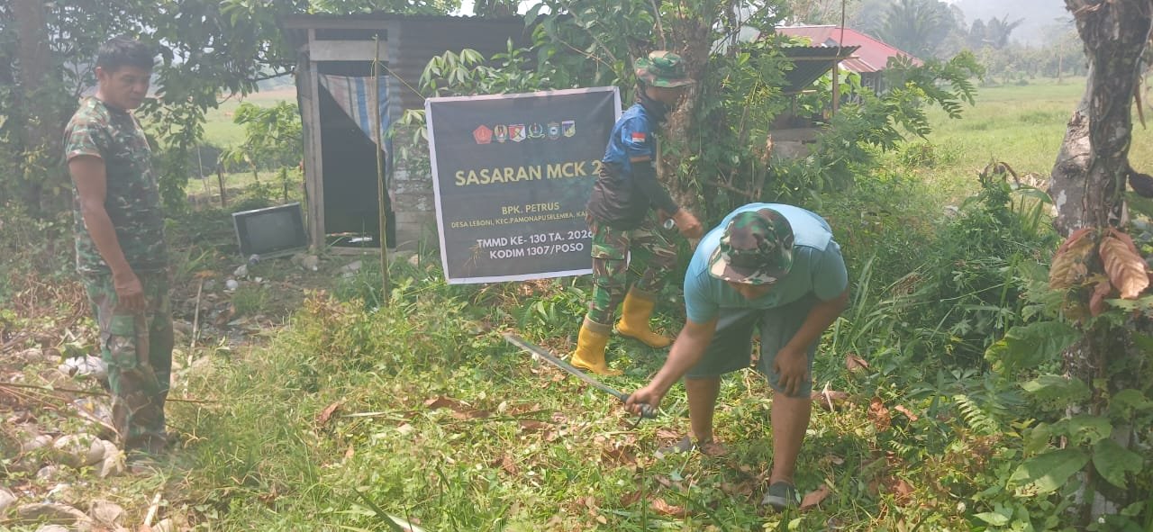 Satgas TNI Siapkan Area MCK di Desa Leboni untuk Masyarakat