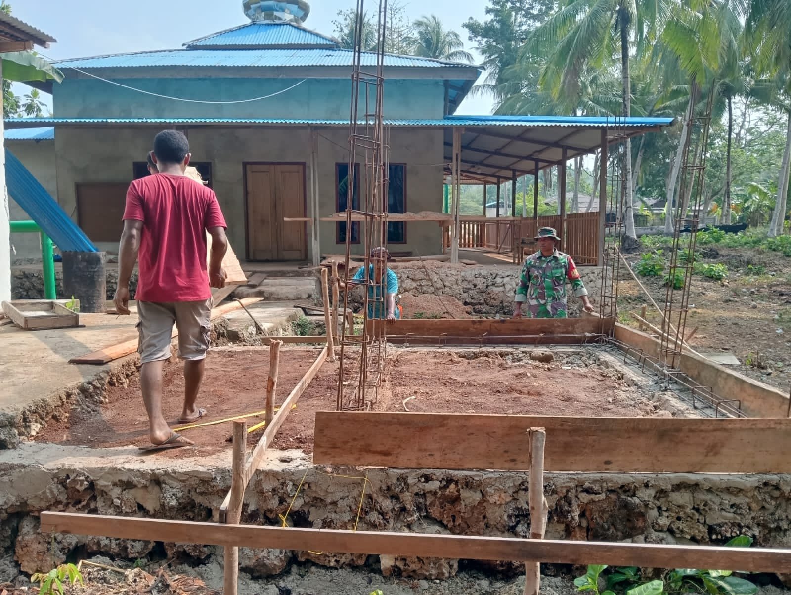 Proyek Bak Wudhu di Kacepi: Satgas TMMD Pastikan Pemasangan Presisi Tinggi