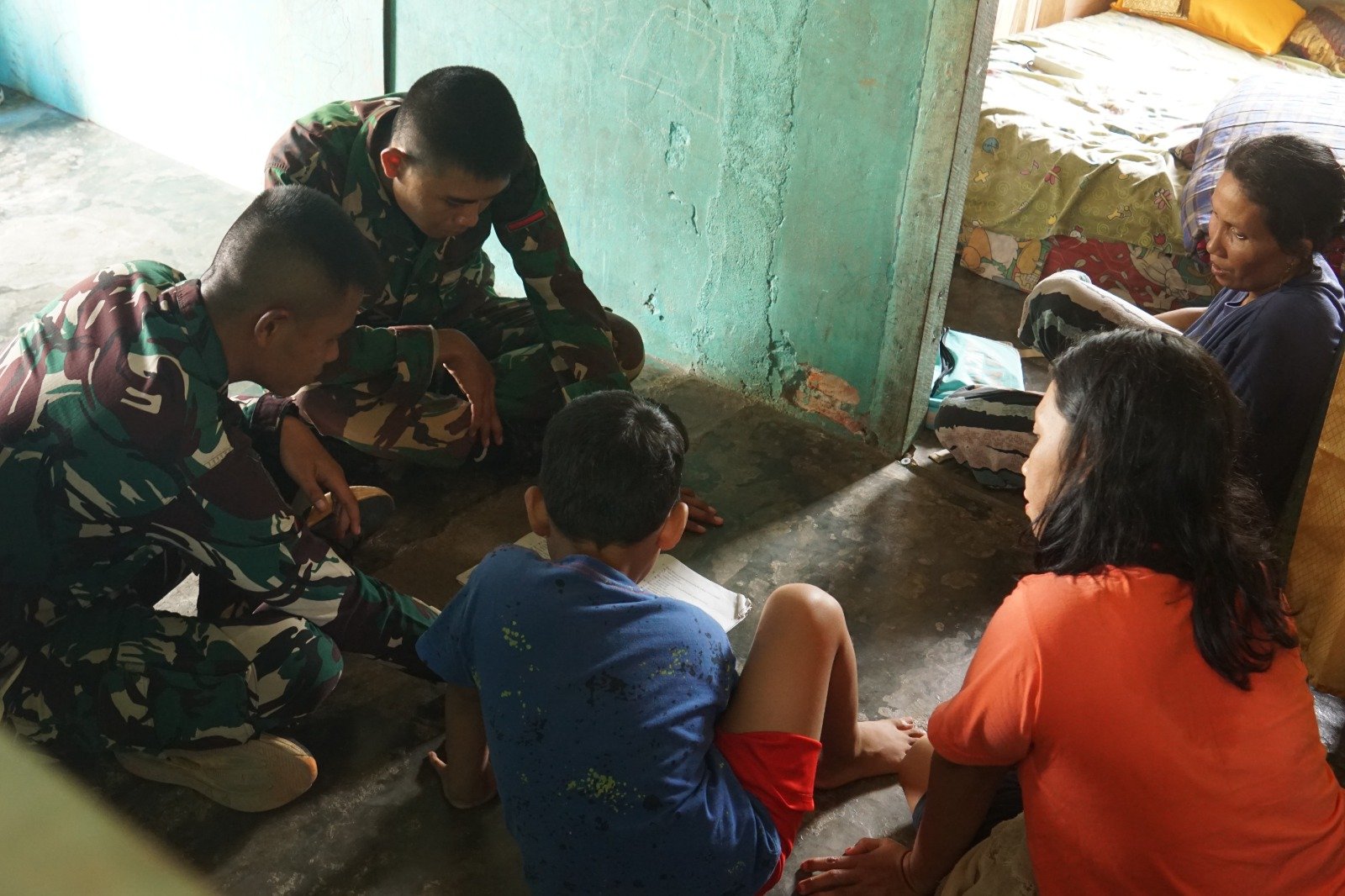 Kehangatan Masyarakat Kandang Limun dan Satgas TMMD Lewat Kebersamaan dan Ibadah