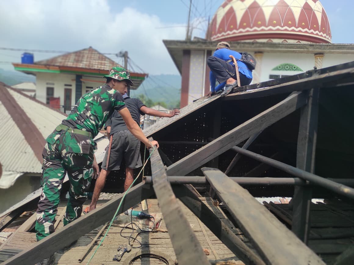 Kebersamaan TNI dan Warga Citorek Barat Perbaiki Hunian Bapak Entang
