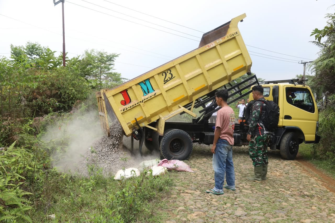 Akses Baru Menuju Situs Cibedug Sedang Dikerjakan, Material Terus Tiba