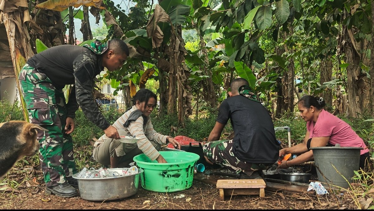 Warga Dusun Seri Ciptakan Sinergi dengan Satgas TMMD Melalui Dapur Umum