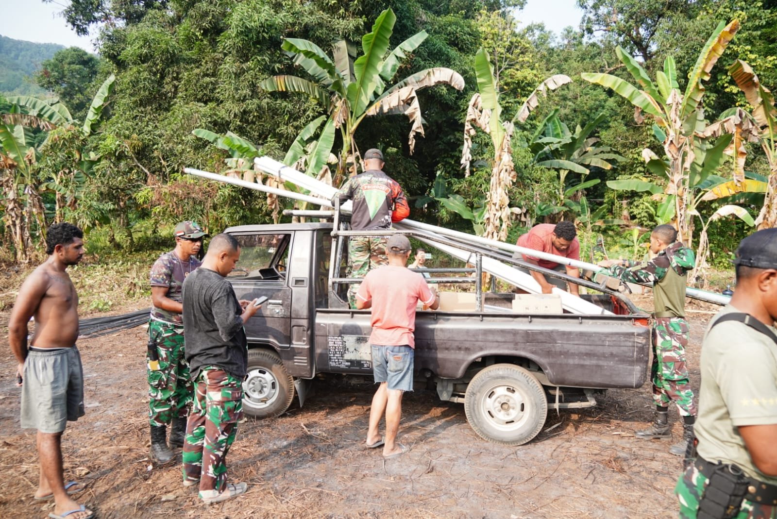 Satgas TNI Mulai Distribusi Material Pembangunan Infrastruktur di Negeri Urimessing