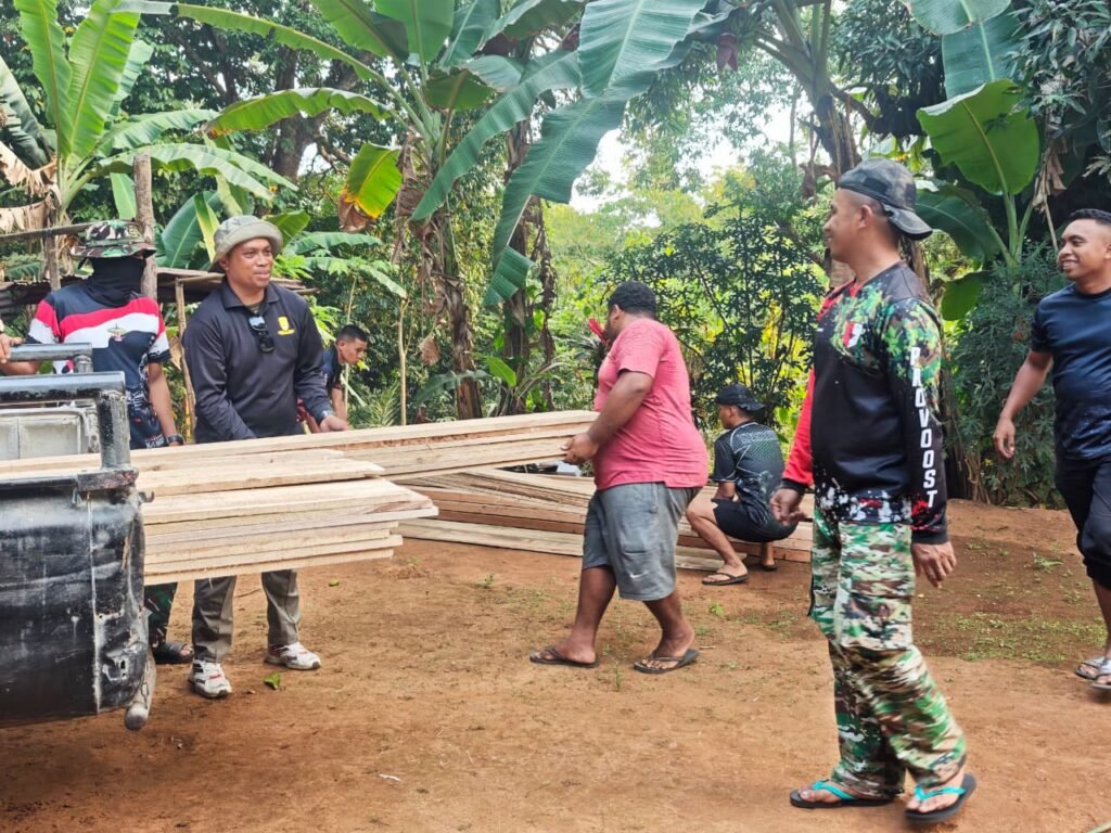 Satgas TMMD ke-130 dan Masyarakat Sama-Sama Atasi Medan Terjal untuk Pembangunan
